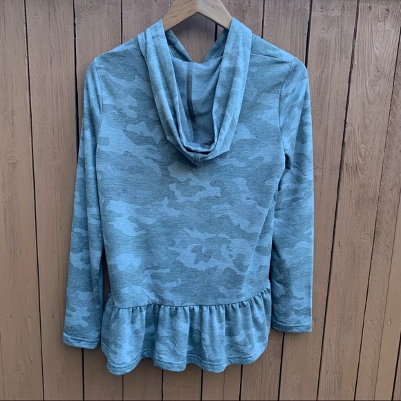 Jane and Delancey | Size Small NWT Grey Camo Hood Long Sleeve Top w/ Ruffle Hem - Picture 6 of 11
